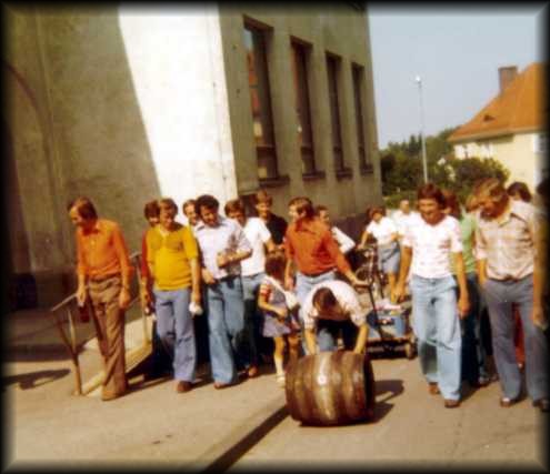 Traditionelles Fa�rollen der Fu�baller beim ASV Hegge